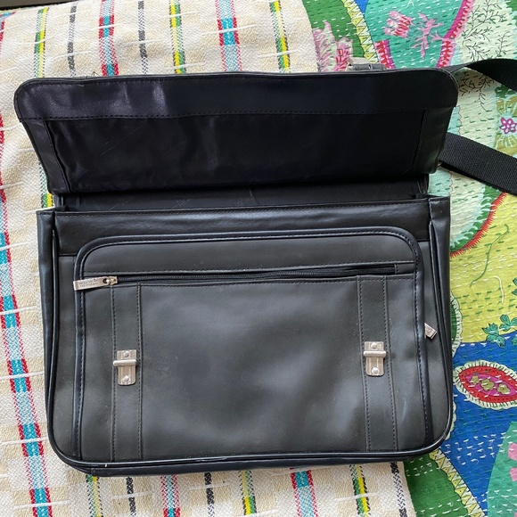 Kenneth Cole Reaction Black Leather Messenger Bag - Picture 7 of 9